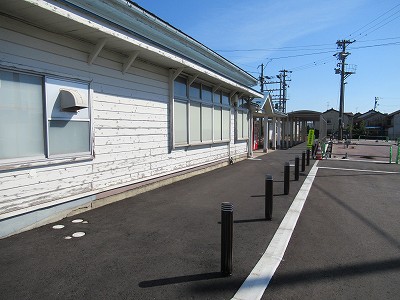 駅舎沿い