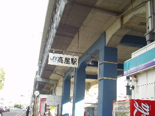 新幹線高架と看板