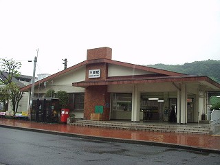三郷駅駅舎