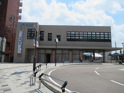 砺波駅駅舎