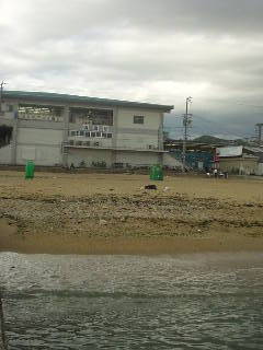 海と砂浜と駅