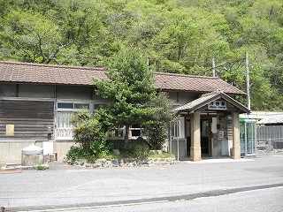 方谷駅駅舎