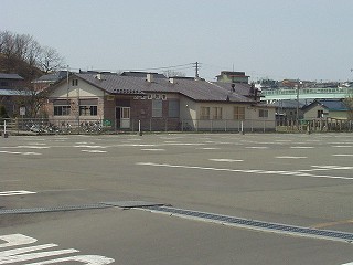 駅舎と駐車場