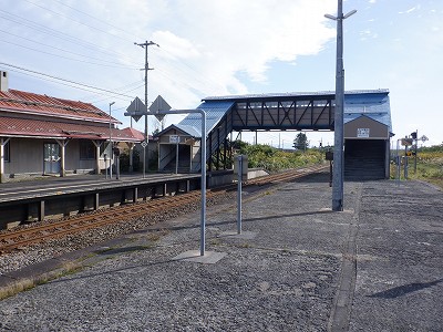 駅舎と跨線橋