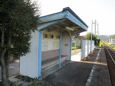 万場駅駅舎