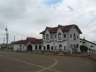 関山駅駅舎