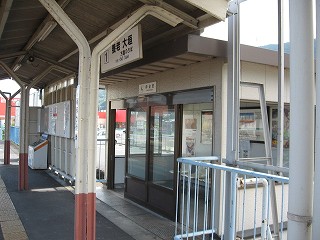 美濃松山駅駅舎