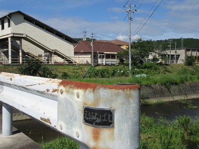 駅裏橋と駅。