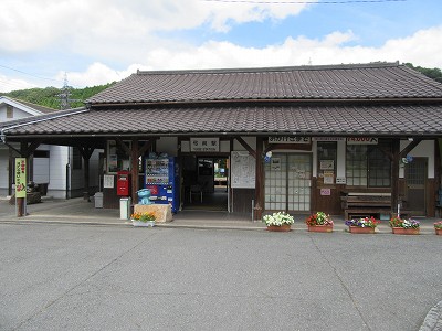 弓削駅駅舎