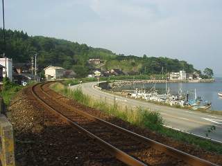 漁港と線路