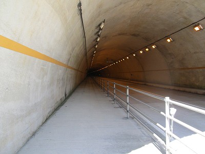 トンネルへ